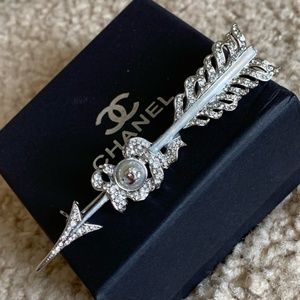 Stunning Chanel arrow pin like new.